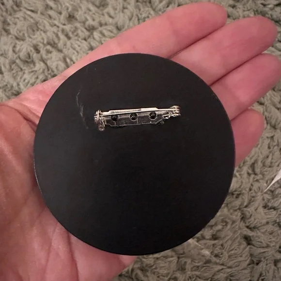 80’s Vintage Style Lady Woman Acrylic Round Pin Brooch - Picture 2 of 4